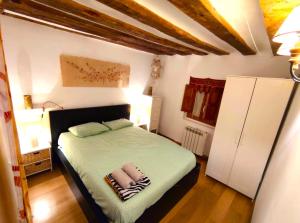 a bedroom with a bed with two towels on it at Atico en la Plaza del ayuntamiento in Pamplona