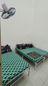 Voodi või voodid majutusasutuse HOMESTAY AT-TAQWA BATU PAHAT toas