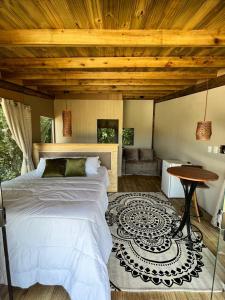 sypialnia z białym łóżkiem i drewnianym sufitem w obiekcie Peaceandrestvillage w mieście Colombo
