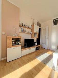 uma sala de estar com uma televisão de ecrã plano e um quarto em Ferienpark C04-004 Ferienpark em Heiligenhafen
