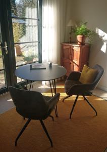 a living room with two chairs and a table at De Sprokkel in Milsbeek