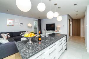 a kitchen with a counter with a bowl of fruit at Apartament Modern w Albatross Towers Gdańsk in Gdańsk
