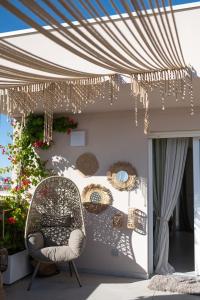 una silla en un patio con techo en D'olivo Home - Luxury Suite, en Bari