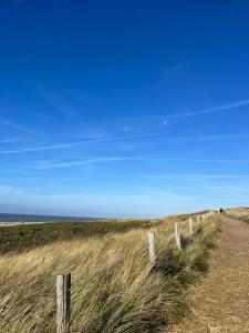 Fotografie z fotogalerie ubytování Gezellig vakantiehuisje op loopafstand van de duinen en het betoverende Egmondse strand v destinaci Egmond aan Zee