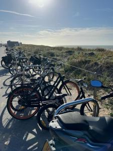 Fotografie z fotogalerie ubytování Gezellig vakantiehuisje op loopafstand van de duinen en het betoverende Egmondse strand v destinaci Egmond aan Zee