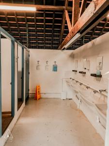 une chambre avec lavabos et toilettes dans un bâtiment dans l'établissement Lodg'ing Nature Camp Châteaux de la Loire, à Cellettes