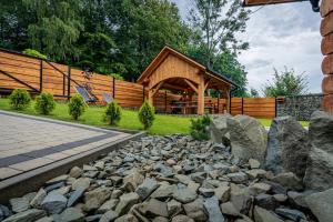 Vonkajšia záhrada v ubytovaní Apartamenty w Lipowskiej Chacie - jacuzzi i sauna