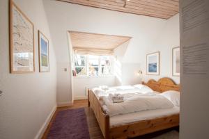 a bedroom with a bed and a window at Guesthouse on the Danish German border in Kruså