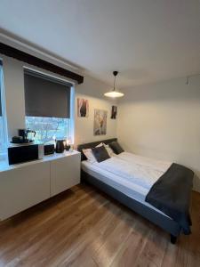 - une chambre avec un grand lit et une fenêtre dans l'établissement Studio apartment in Hafnarfjordur, à Hafnarfjörður