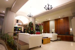 uma árvore de Natal no lobby de um hotel em J&A Classic Hotel em Lima