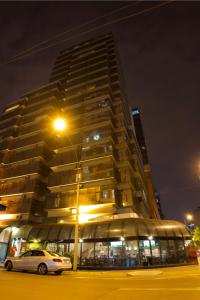 un edificio alto con un coche aparcado delante de él en J&A Classic Hotel, en Lima