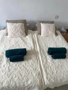 Una cama blanca con dos almohadas encima. en Oasis Paradise Apartment La Manga en La Manga del Mar Menor