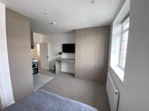 a bedroom with a bed and a television in it at Spectacular Modern, Brand-New, 1 Bed Flat, 15 Mins Away From Central London in Hendon