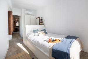 Gulta vai gultas numurā naktsmītnē Apartamentos Realejo - diseño, confort y encanto en el centro histórico de Granada