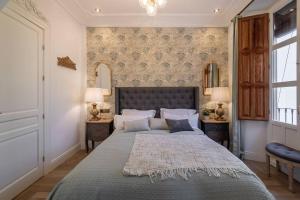 A bed or beds in a room at CH Elvira Luxury Apartment