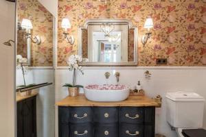 A bathroom at CH Elvira Luxury Apartment