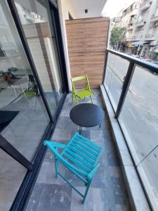 2 chaises et une table sur un balcon dans l'établissement Lovely garden Flat in Tel Aviv, à Tel Aviv