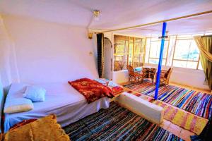 Nubian studio في أسوان: غرفة نوم مع سرير وغرفة معيشة