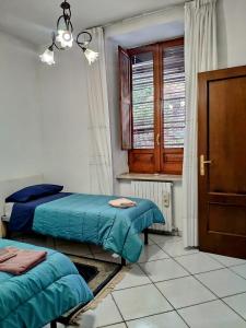 una camera con due letti e una finestra di Appartamento Dimora dei marchi a Cosenza