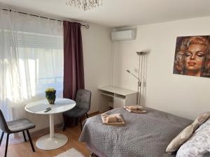 Posedenie v ubytovaní Monro Apartment