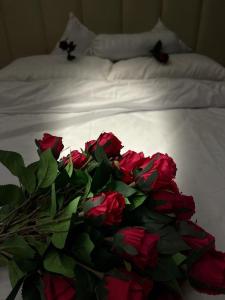 Un pat sau paturi într-o cameră la منتجع مون هاوس