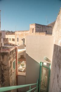 vista dal balcone di un edificio di Natural House a Favignana