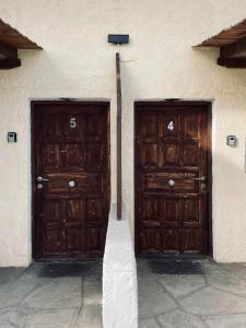 dos puertas de madera en el lateral de un edificio en Villa Olga studios, en Nea Skioni