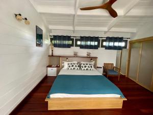 a bedroom with a bed and a ceiling at Le ti Kabanon Du Lagon in La Saline les Bains