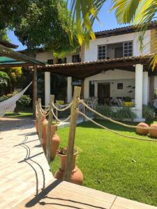 uma casa com rede em frente a um quintal em Pousada Grauça em Cacha Pregos