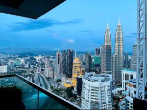 吉隆坡的住宿－The Faced Platinum KLCC，享有城市天际线和高楼的景色