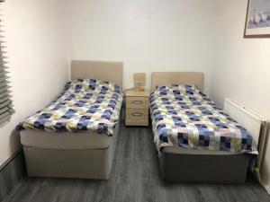 Un pat sau paturi într-o cameră la Oddfellows Lodge