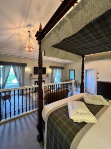 um quarto com uma cama grande num quarto em Greshornish House Hotel em Edinbain