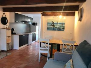 - une cuisine et une salle à manger avec une table et des chaises dans l'établissement La Petite Mer’veille, à Sainte-Maxime