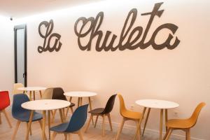 ein Zimmer mit Tischen und Stühlen und ein Schild mit Chili in der Unterkunft Bilbao ROOMS & KITCHEN Zorroza in Bilbao