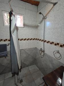 een badkamer met een douche en een glazen douche bij Ensueño del alma in Villa Pehuenia