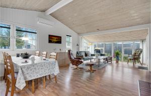 un soggiorno con tavolo e sedie di 3 Bedroom Beautiful Home In Højslev a Højslev