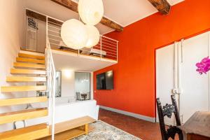 佛羅倫斯的住宿－Santo Spirito Apartment，橙色墙壁的房间里,楼梯