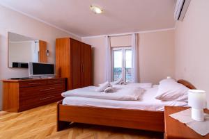 Кровать или кровати в номере Apartments Stare Brajde