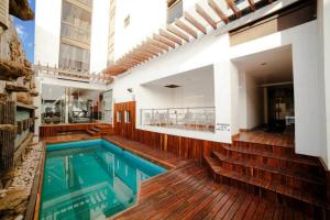 een huis met een zwembad en houten vloeren bij Hotel Inglaterra in Tampico