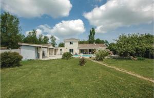 Saint-Vivien-de-MédocにあるStunning Home In Saint-vivien-de-medoc With 4 Bedrooms And Outdoor Swimming Poolの前庭のある家