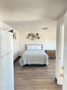 Ένα ή περισσότερα κρεβάτια σε δωμάτιο στο Baker City Motel & RV