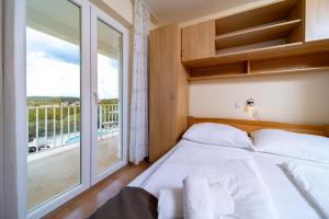 Кровать или кровати в номере Apartments Stare Brajde