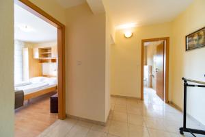 Кровать или кровати в номере Apartments Stare Brajde
