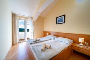 Кровать или кровати в номере Apartments Stare Brajde +37 фотографий