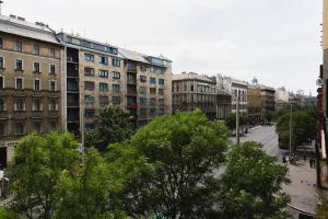 widok na miasto z budynkami i drzewami w obiekcie Central Private Lofts w Budapeszcie