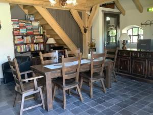 una sala da pranzo con tavolo e sedie in legno di Herberg d'n Driesprong a Zeeland