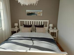 ein Schlafzimmer mit einem großen Bett mit zwei Nachttischen in der Unterkunft Filipponi's Träumli in Rüthi