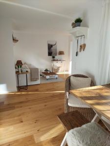 Rüthi的住宿－Filipponi's Träumli，客厅配有木桌和椅子