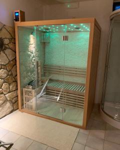 ガルダにあるB&B da Cescoのバスルーム(ガラス張りのシャワー付)が備わります。