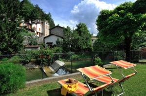 dos sillas y una mesa de picnic en un patio en Hotel & Ristorante EUROPA, en Palazzuolo sul Senio